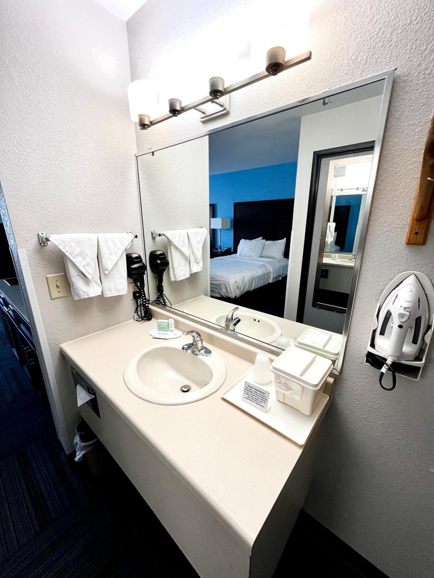 Hotel Baymont By Wyndham Marinette Extérieur photo