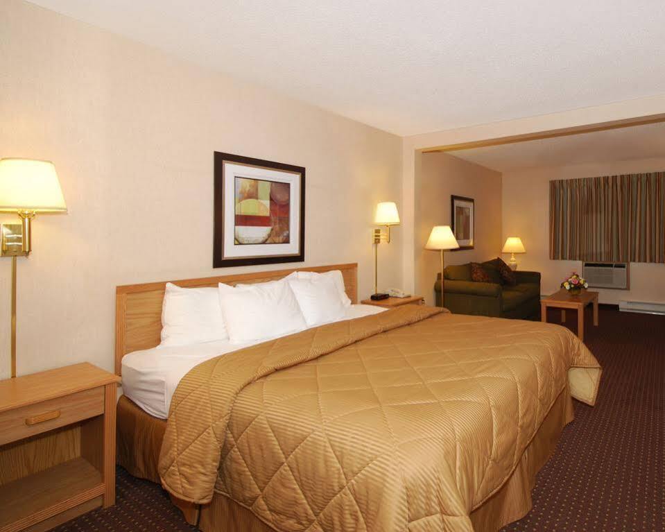 Hotel Baymont By Wyndham Marinette Extérieur photo